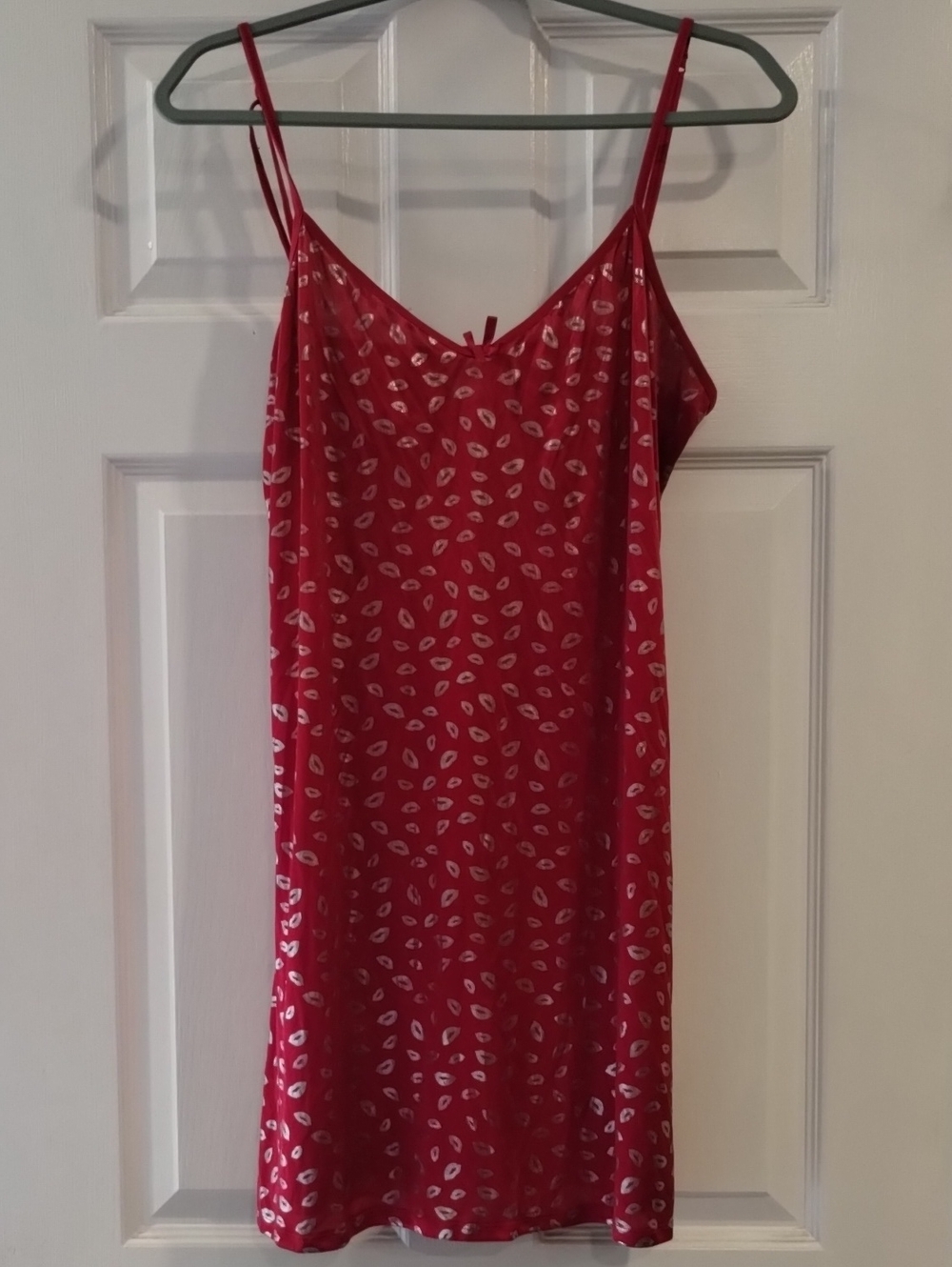 Red Spaghetti Strap Lip-Print Chemise.    (180)